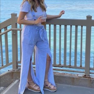 💙🤍 Adjustable straps.